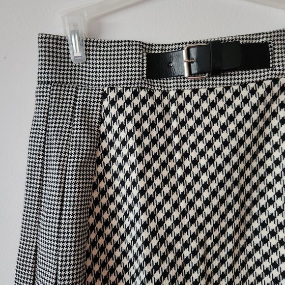 ZARA WOMAN Houndtooth Pleated Skirt with Front Buckle - Picture 4 of 5